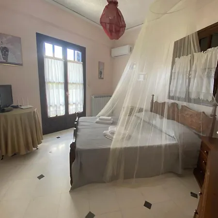 Thalatta And Oros Traditional Tirós